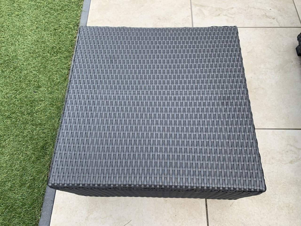 Loungeset zwart wicker, plus tafel plus kussens