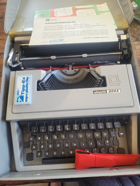 Vintage typemachine Olivetti Dora