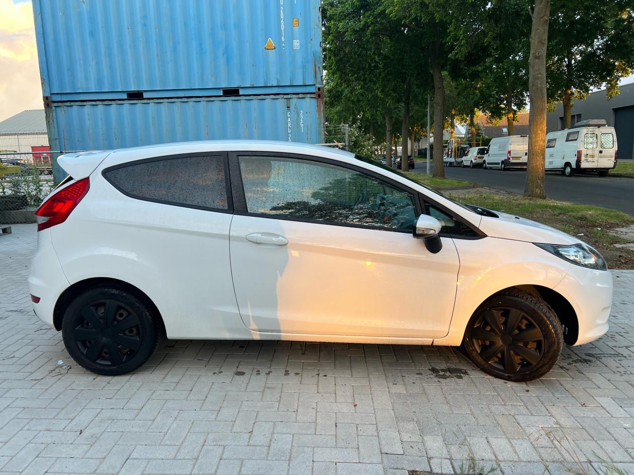 Ford Fiesta 1.4 Trend Black on white Jaar Apk