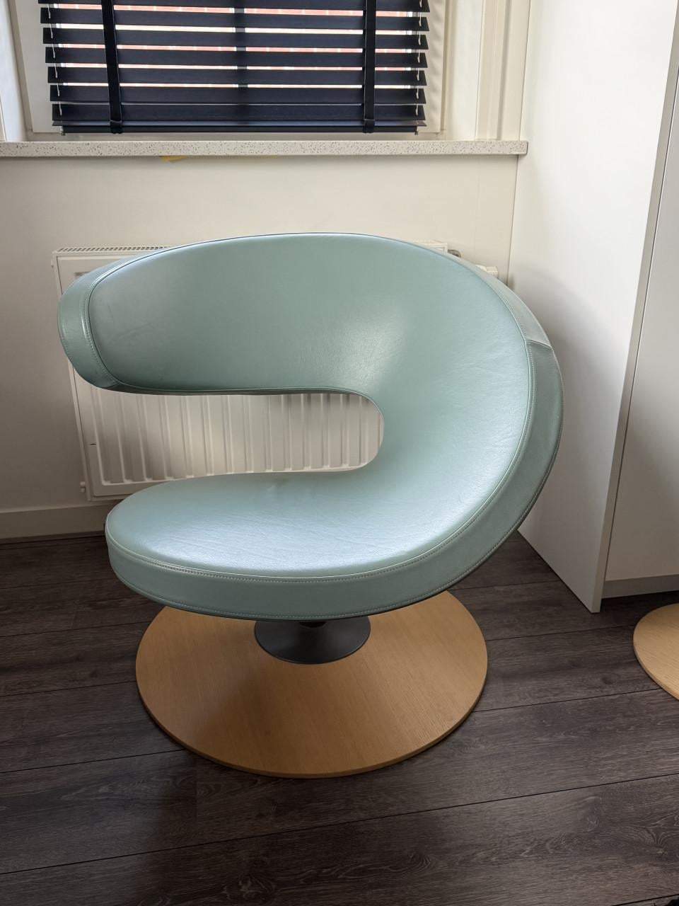 Comfortabele Varier Peel stoel met voetenbank – leer – zeer goede staat