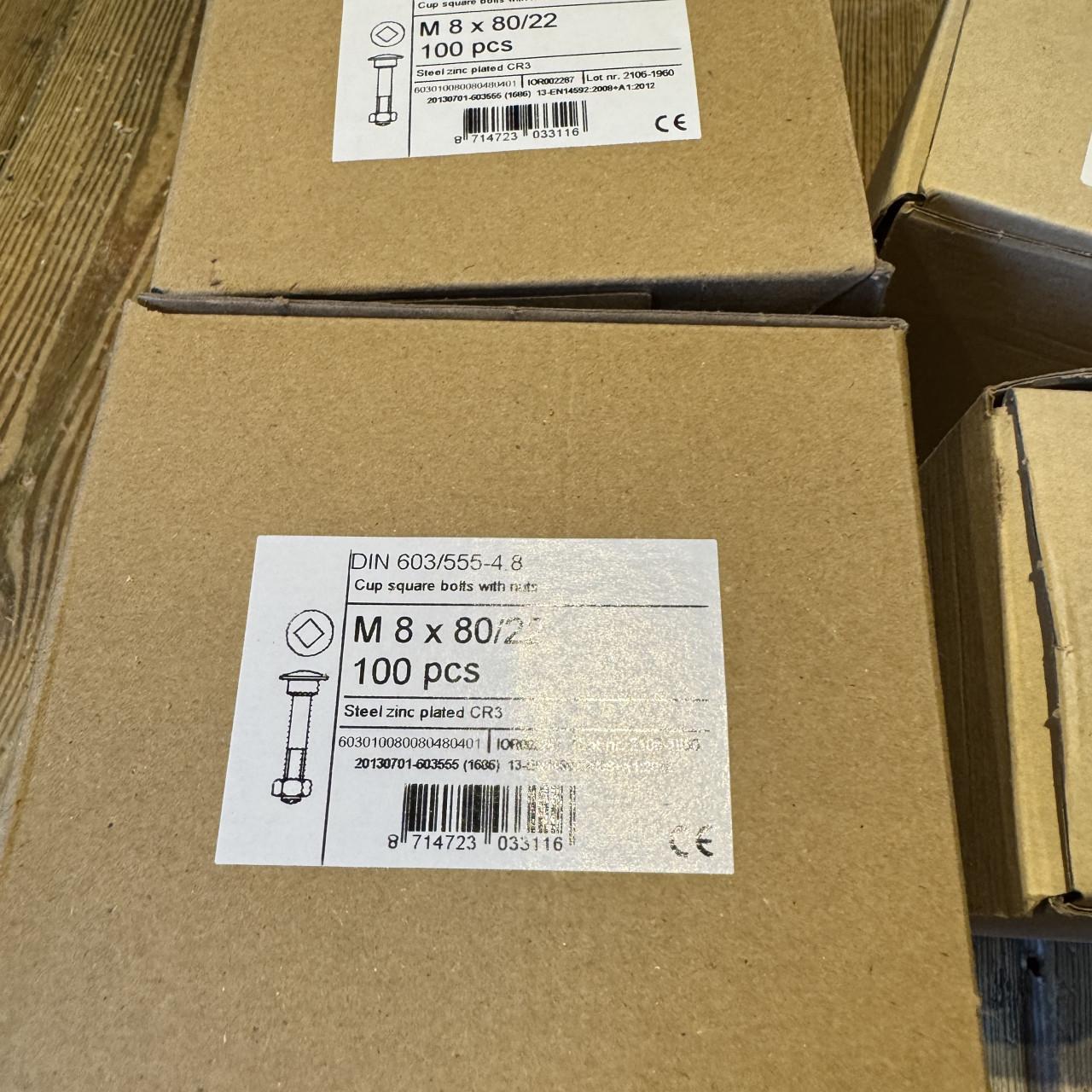 Nieuw in dozen bouten en moeren en ringen