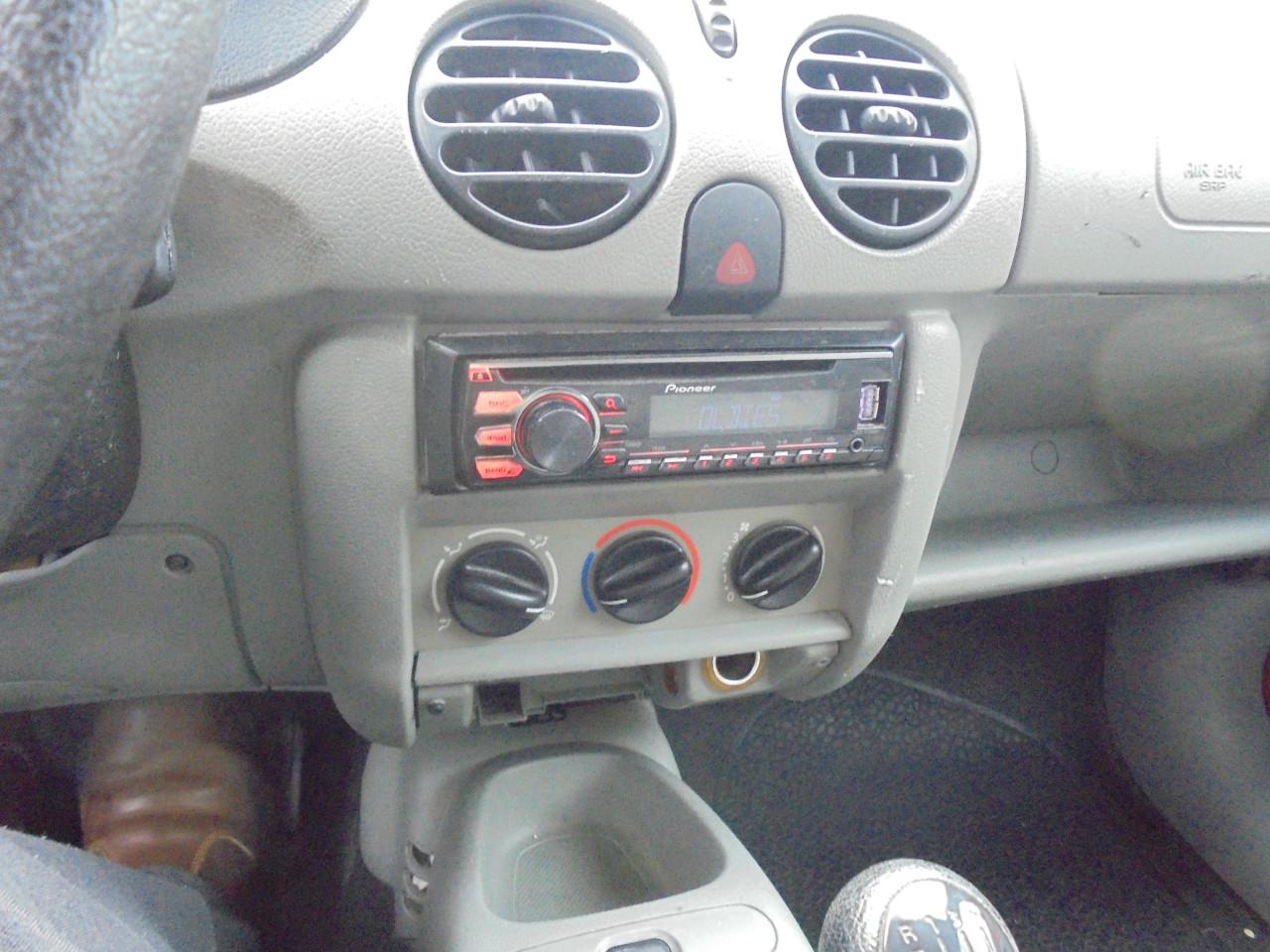 Renault Kangoo 5 persoons benzine ,echte werkauto ,apk t/m juni 2026