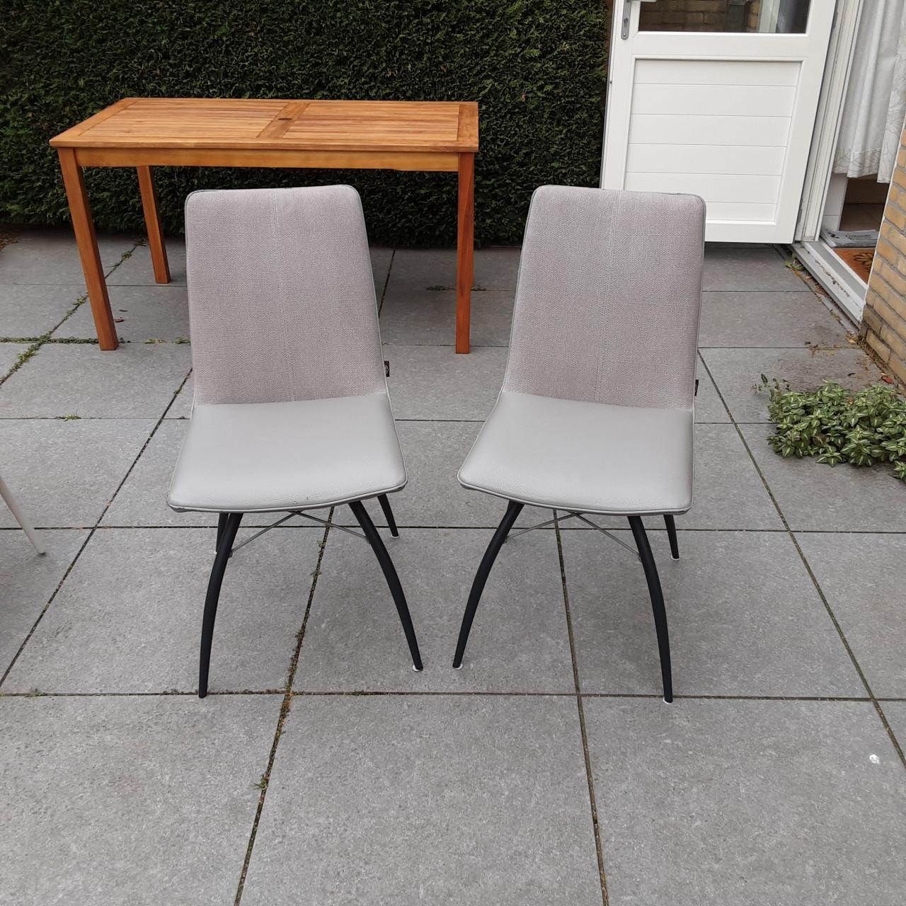 Twee eetkamerstoelen  € 20 per stuk