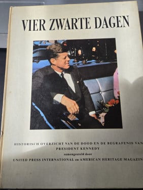 Boek `vier zwarte dagen´ de dood van president Kennedy 1964.
