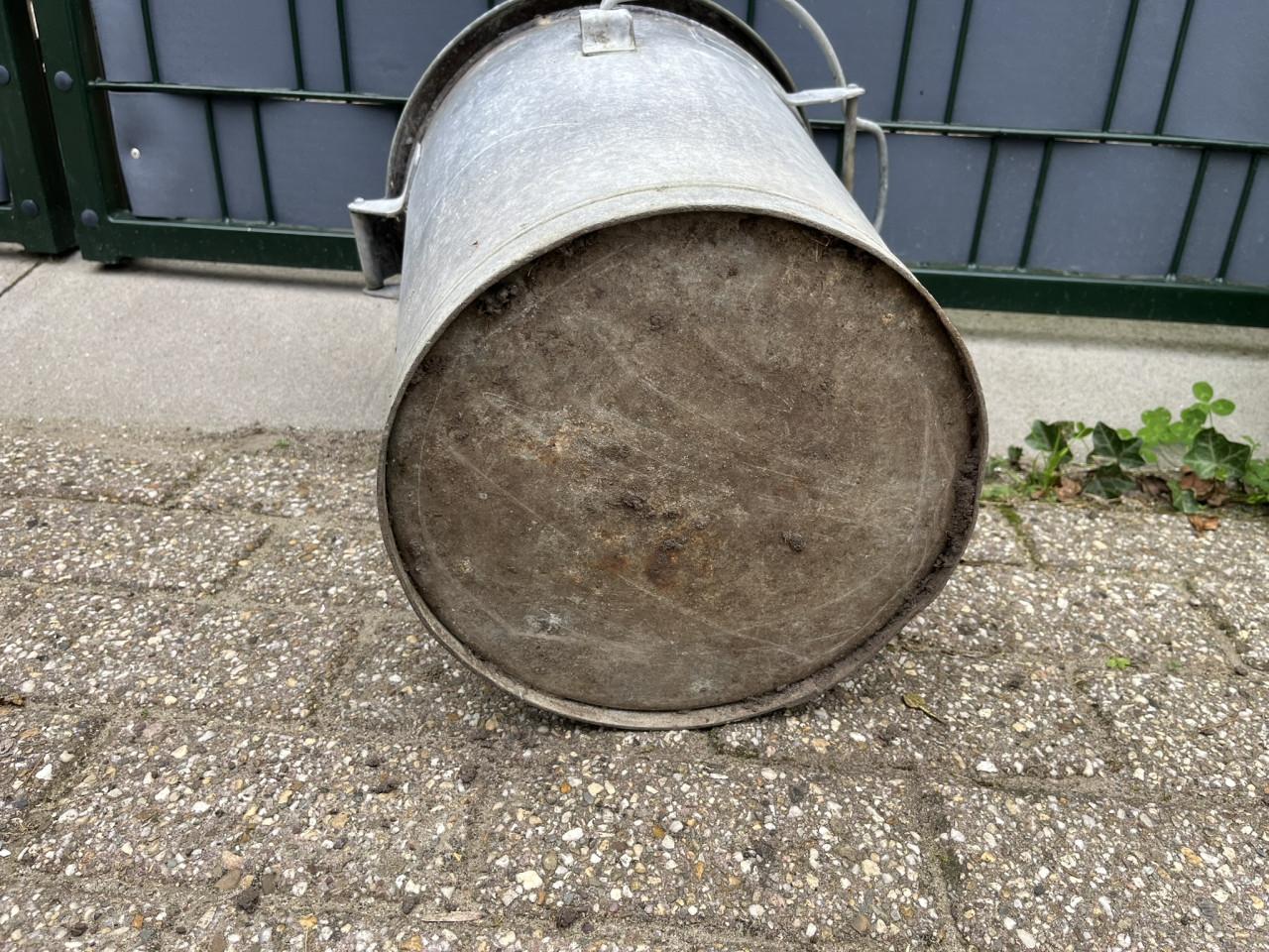 2 Vuilnisemmers staal verzinkt