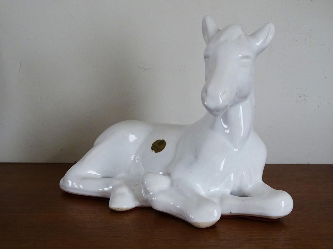 Vintage Delfts Wit plateel Beeld Liggend Paard keramiek