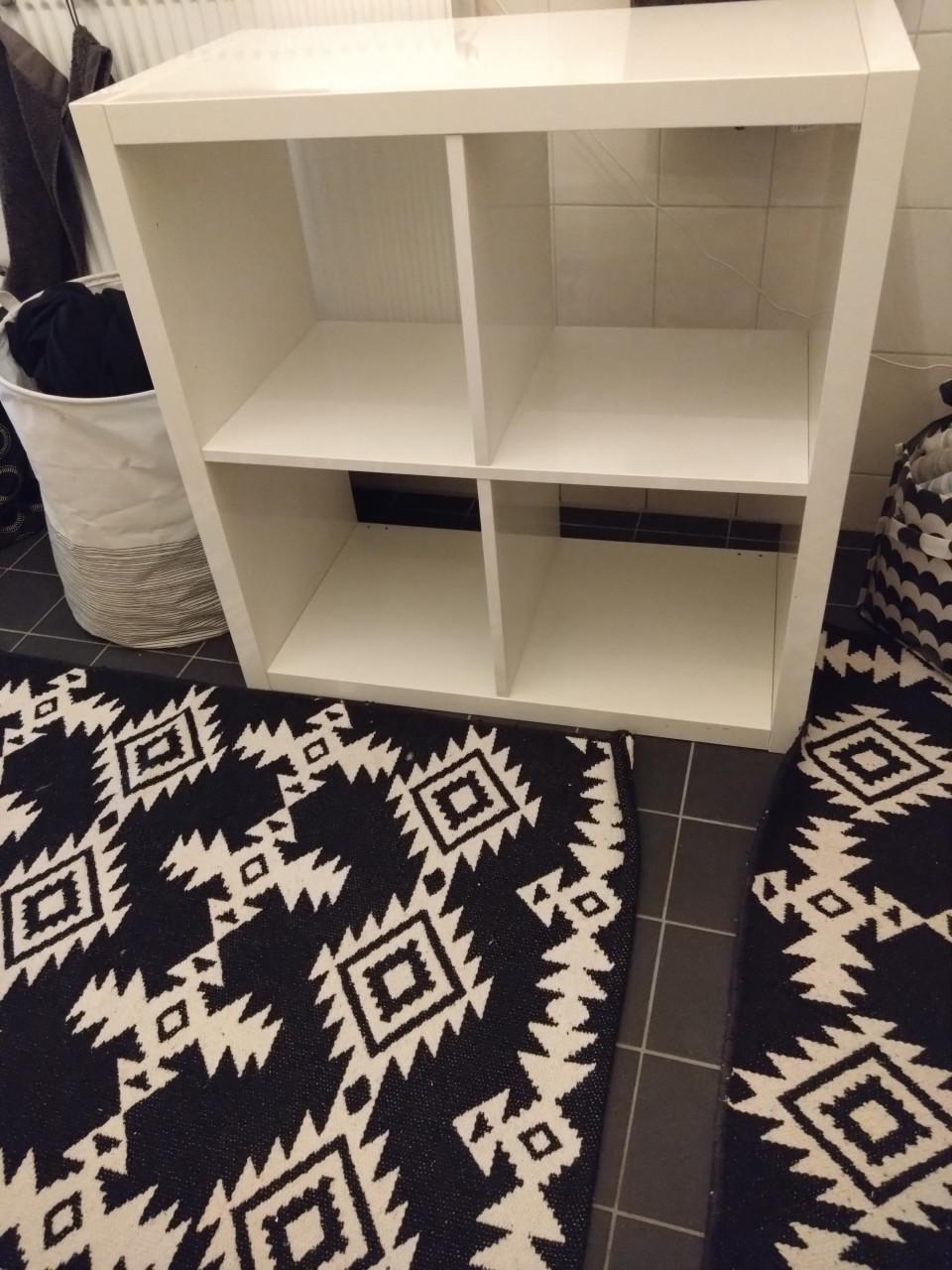 Hoogglans wit vakkenkast Ikea Kallax