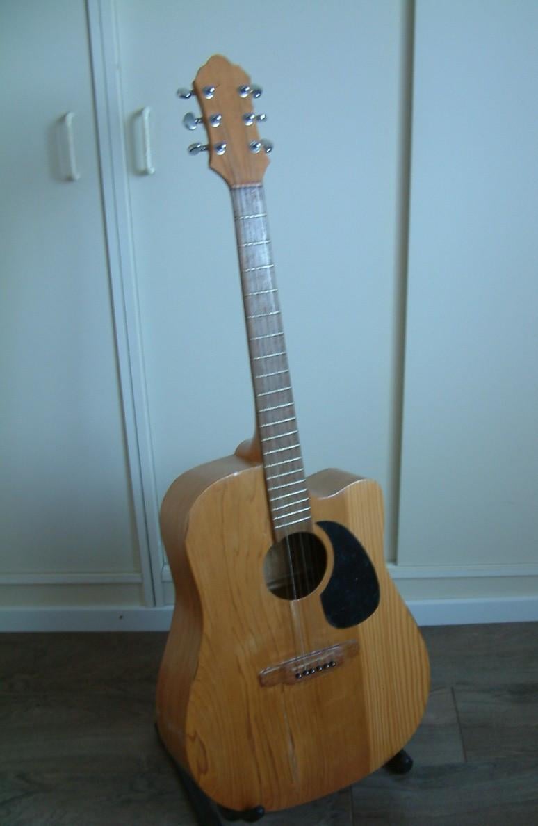 Oefen gitaar  western  75 euro