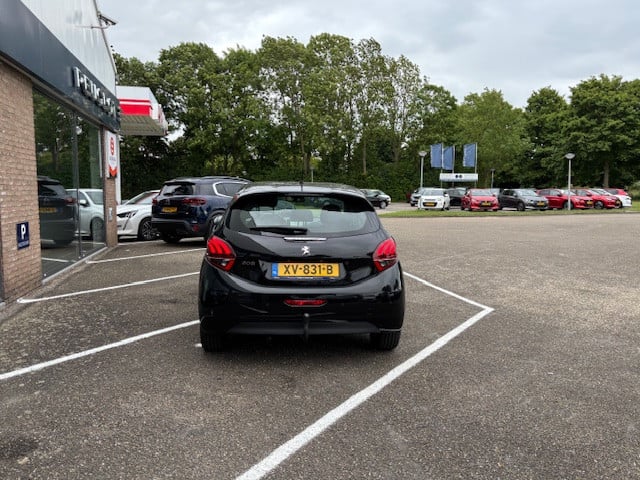 Peugeot 208 blue l. allure 1.2 pt-82pk | navigatie & bluetooth & applecarpl