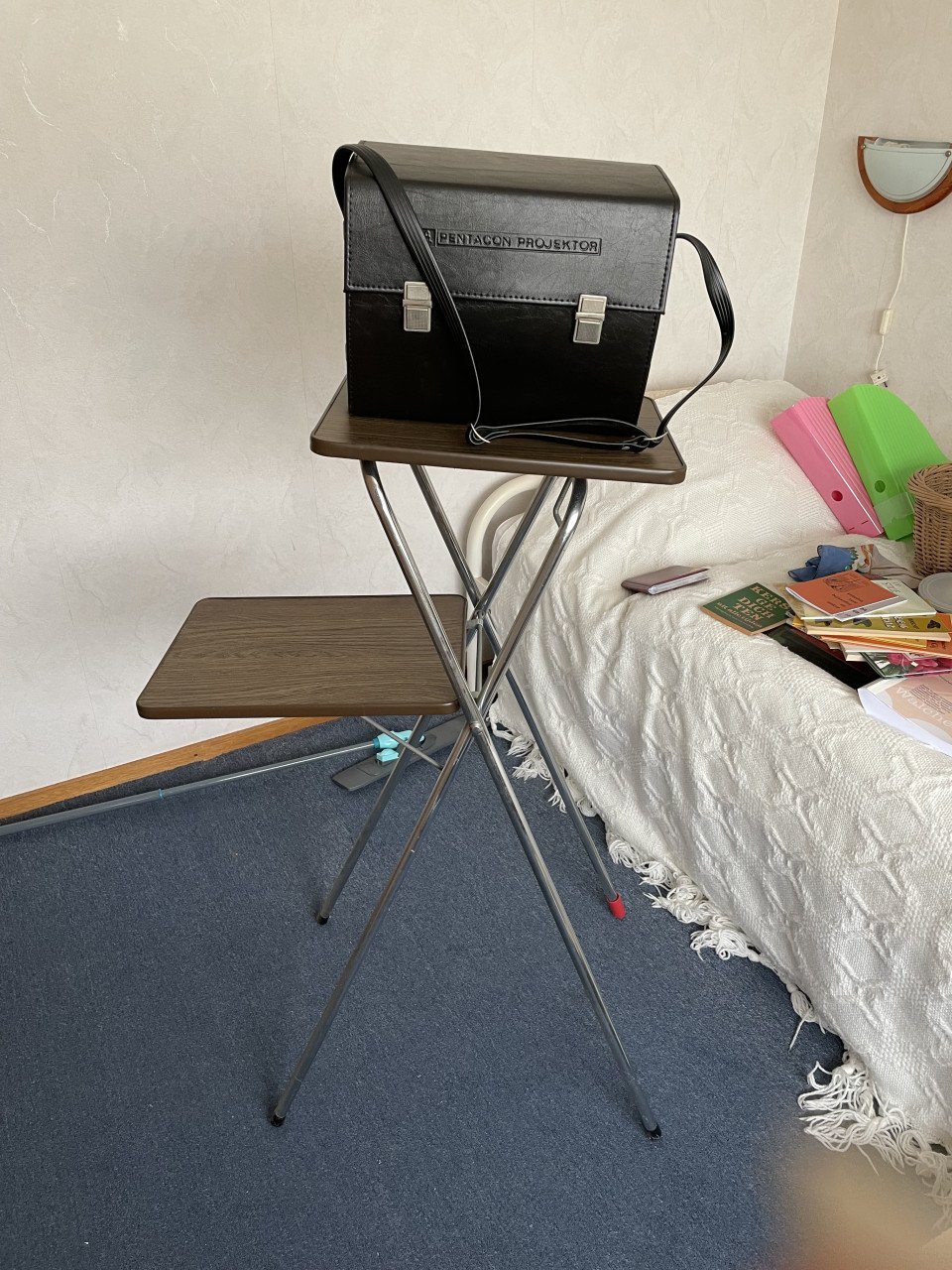 Pentacon 100 diaprojector met tas en tafel