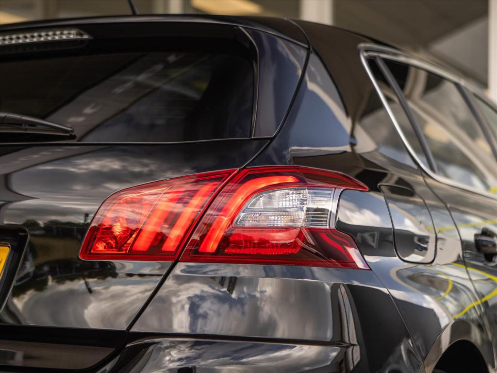 Peugeot 308 1.2 puretech 110pk blue lease premium | panoramadak | camera | 