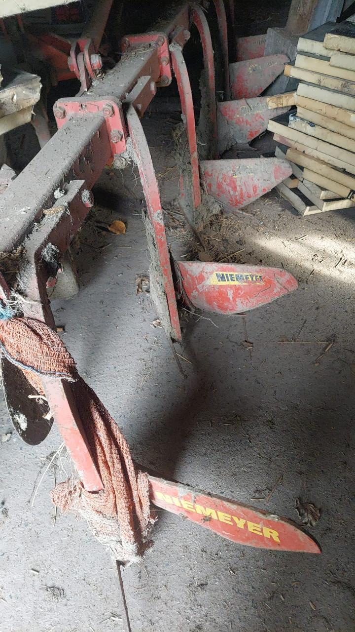 Zesschaar stoppelploeg en een cultivator, kongskilde.