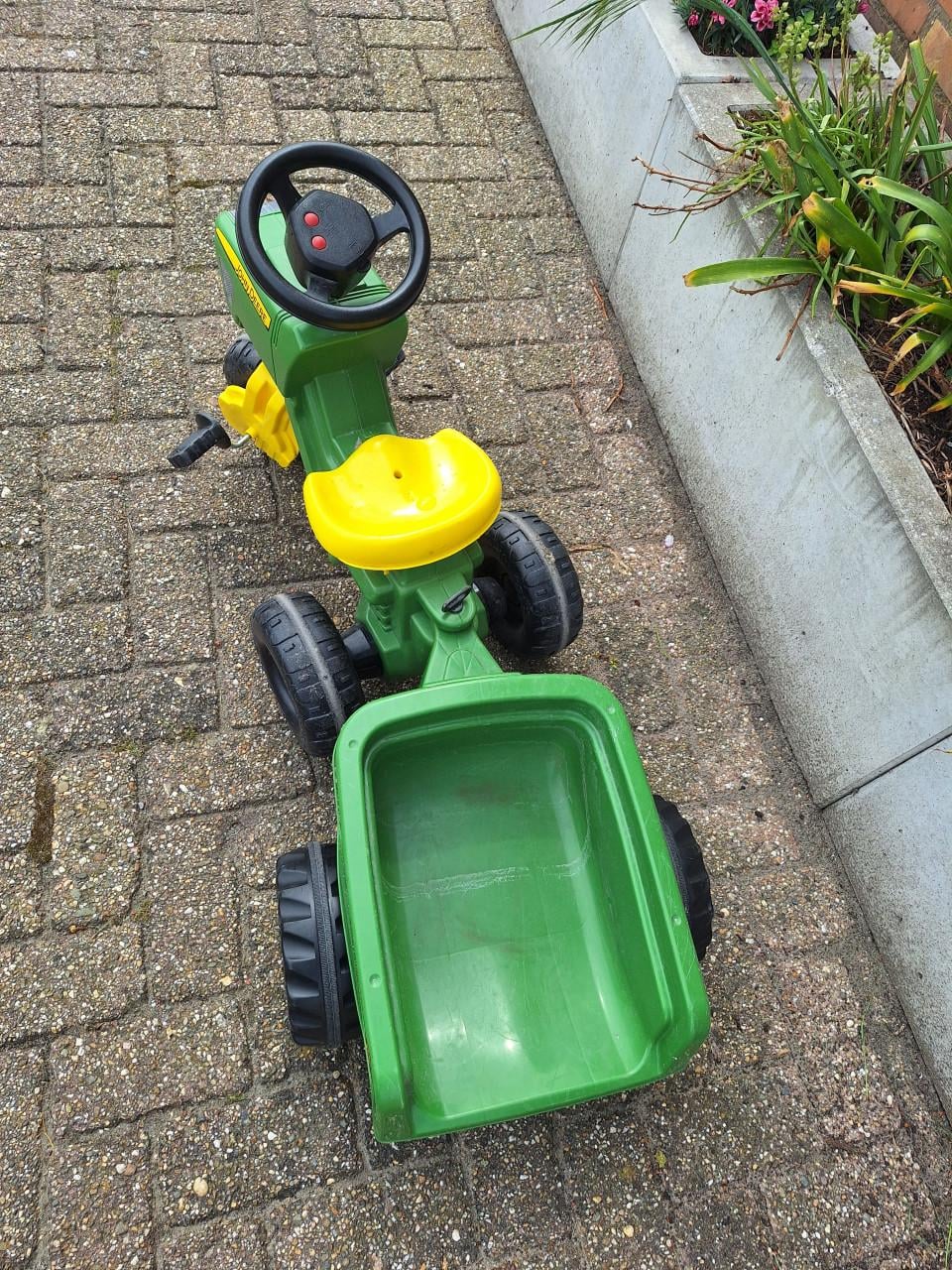 John Deere traptrekker met kar