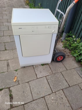 Lucht droger met slang naar buiten toe.