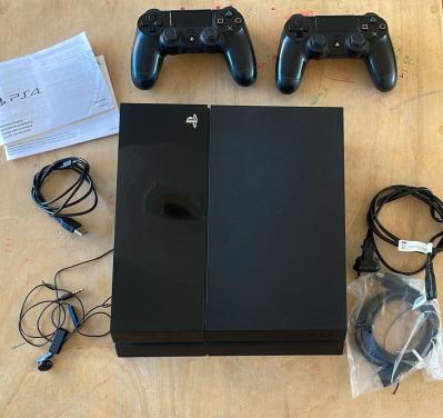 PlayStation 4 + 2 DS4 + 5 games (o.a. GTA & CoD)