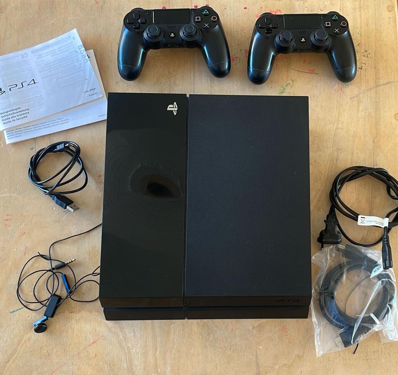 PlayStation 4 + 2 DS4 + 5 games (o.a. GTA & CoD)