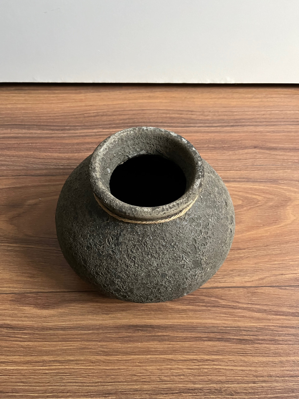 Stenen grijze pot