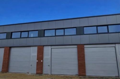 Ruime bedrijfsunit te huur.