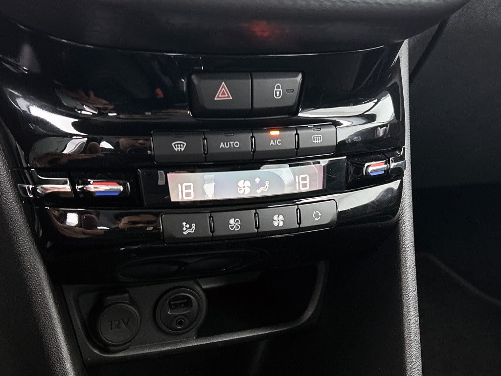 Peugeot 208 82pk blue lease executive | rijklaar | navigatie | climate cont