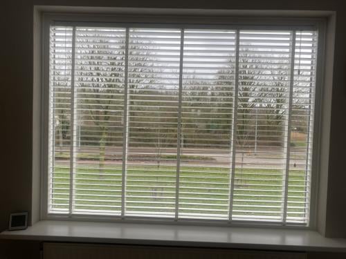 Witte houten jaloezieën