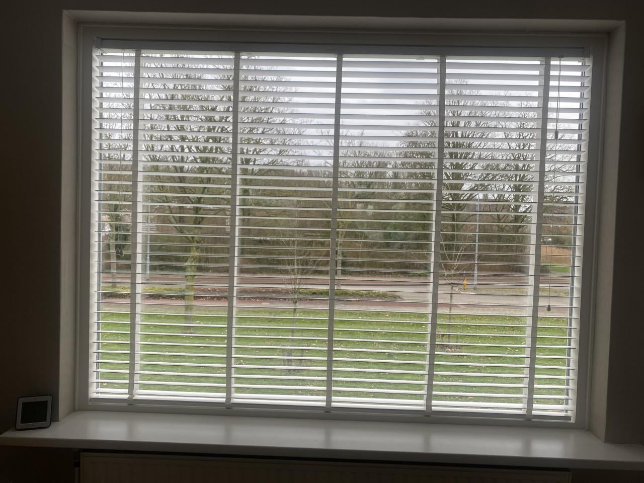 Witte houten jaloezieën