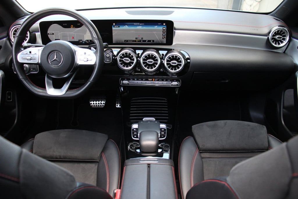 Mercedes-Benz Cla 180 amg | night pakket | pano | sfeerverlichting | camera