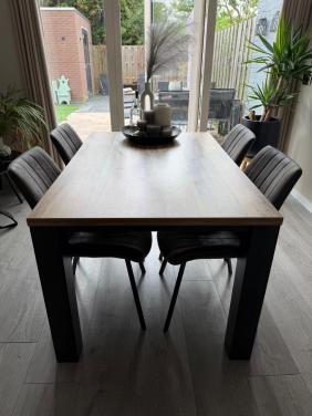 Eettafel en stoelen