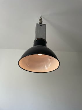 Oude industriële hanglamp uit de jaren ‘60. Merk “Mazda”.