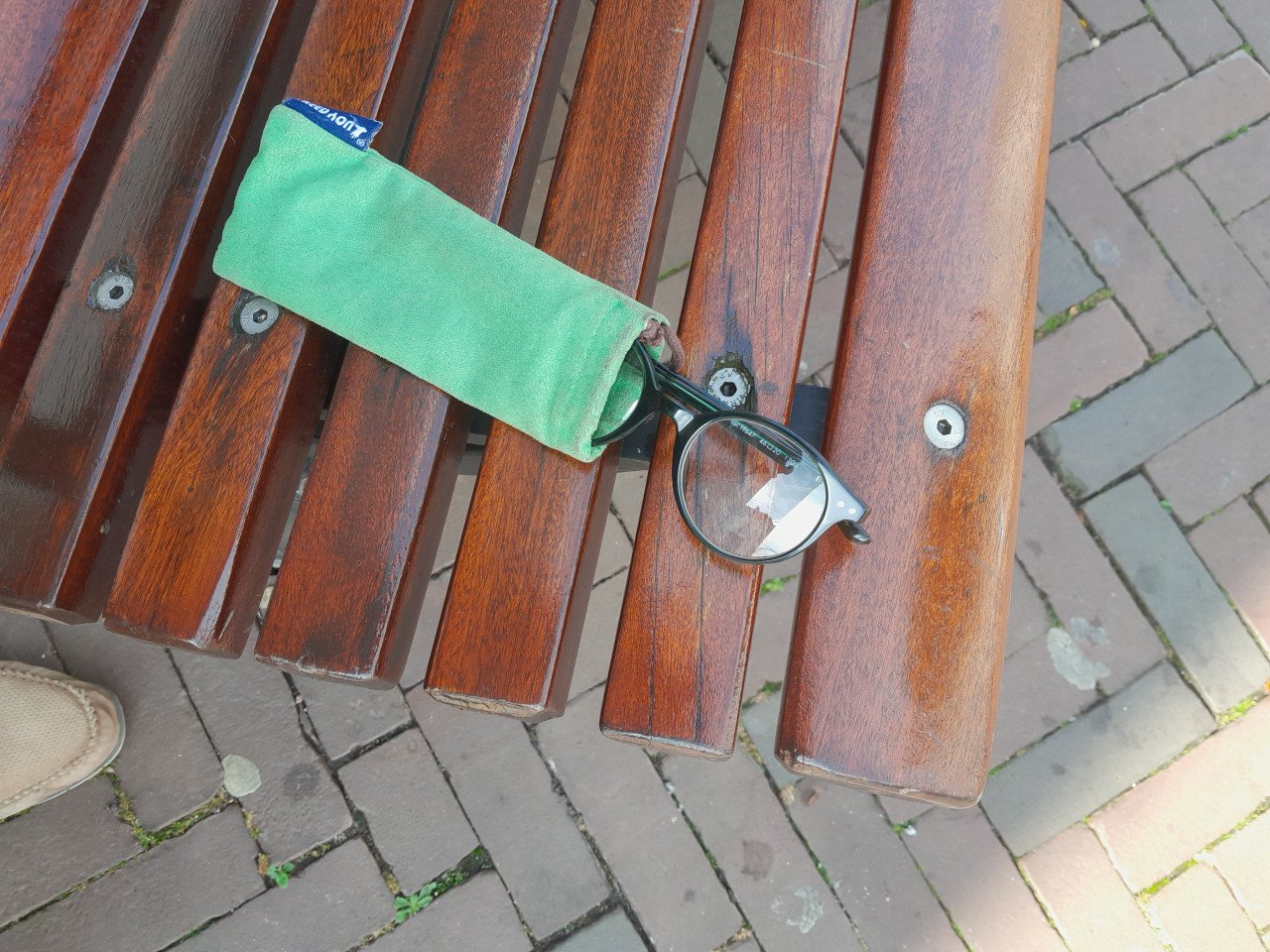 Gevonden een bril  in de Lange Delft op het bankje bij Etos