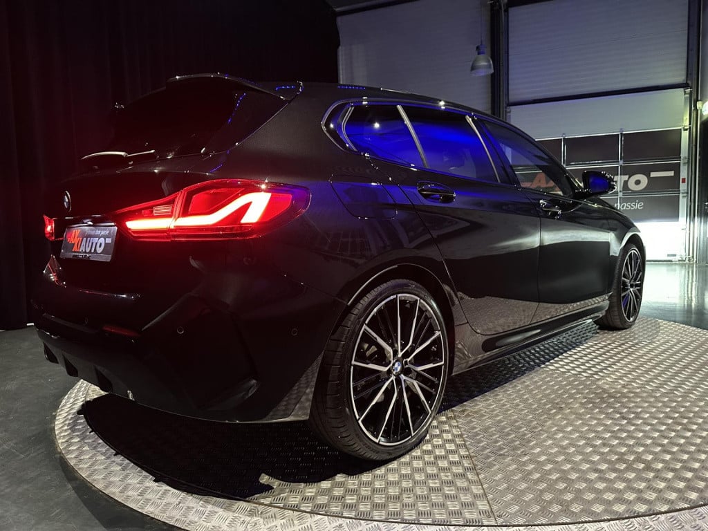 BMW 1 Serie 118i high executive *m-pack*pano*harmankardon*m-technic stoelen