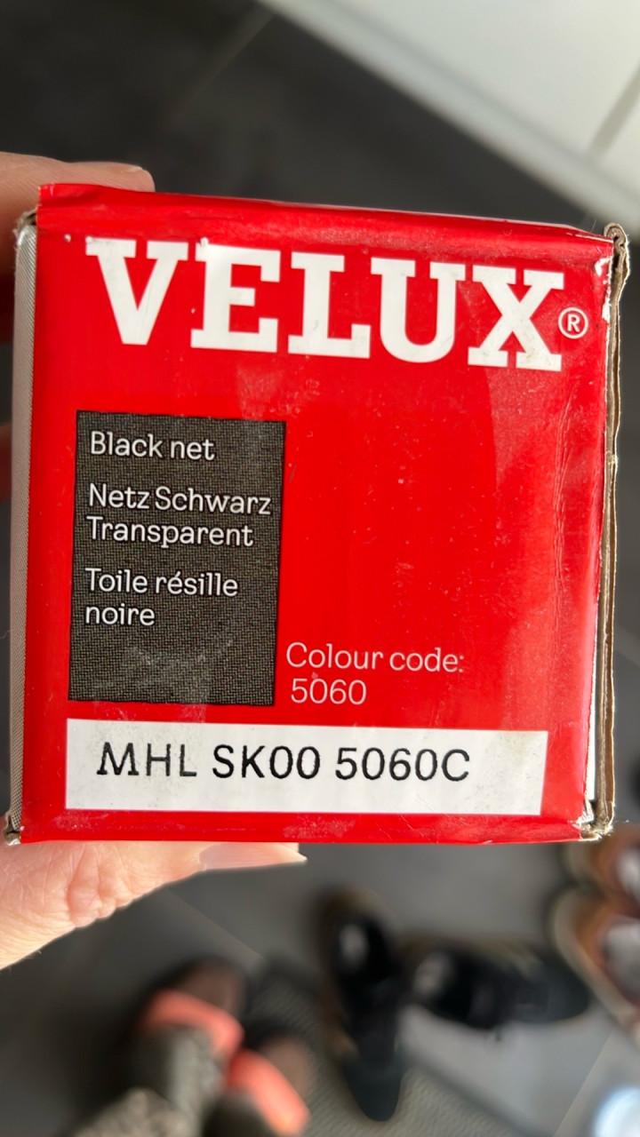 Velux rolgordijn-nieuw in verpakking. Kleur zwart.