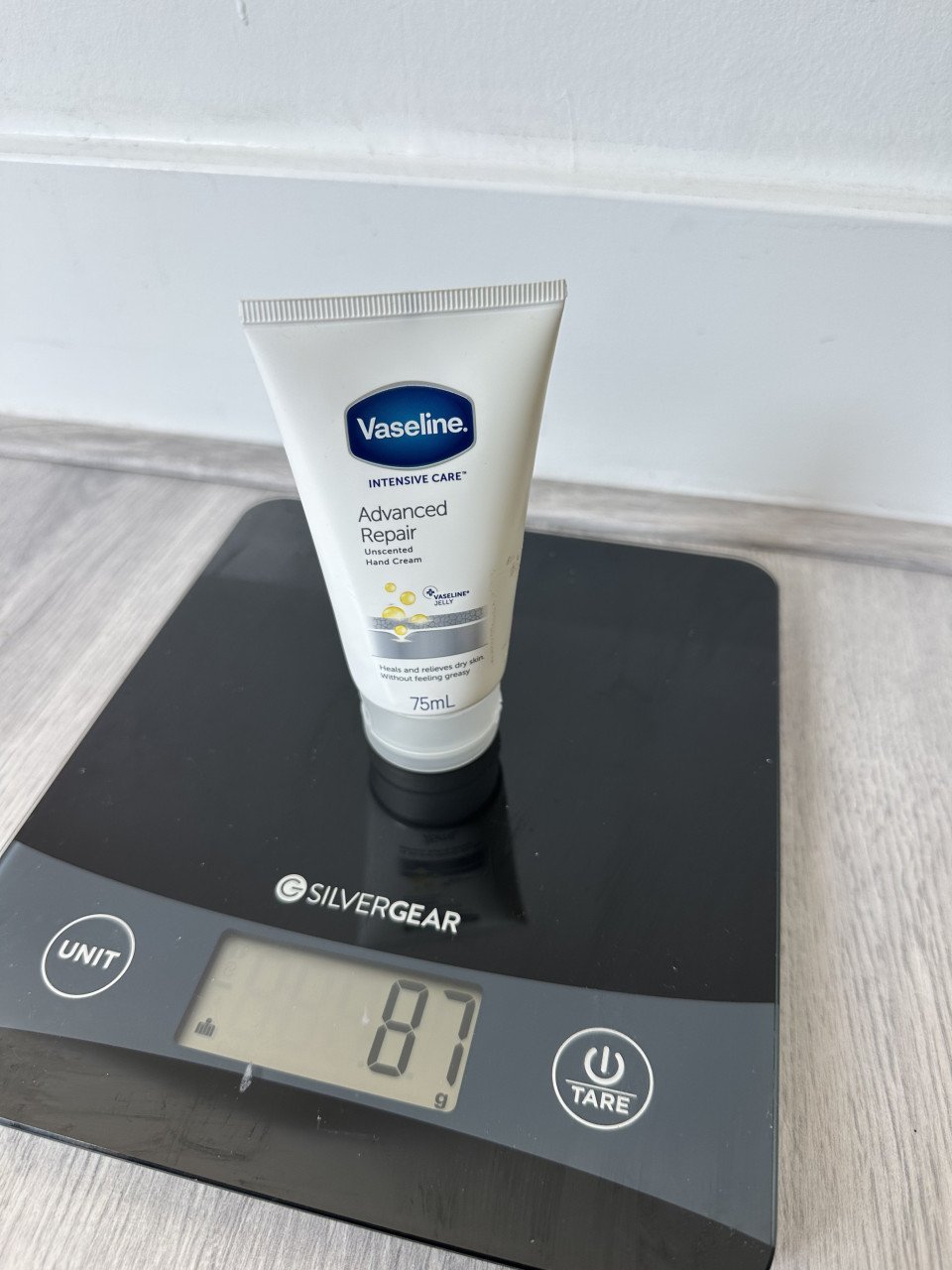 Twee soorten handcrème (Vaseline & Care for life)