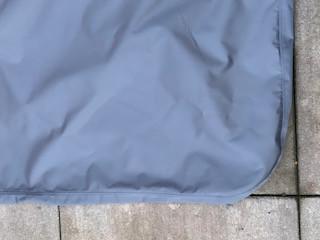 Waterdichte beschermhoes voor tuintafel met afgeronde hoeken.