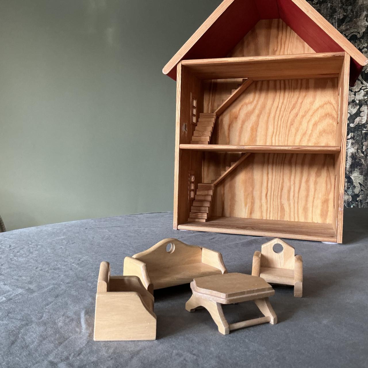 Poppenhuis met houten meubeltjes en accessoires
