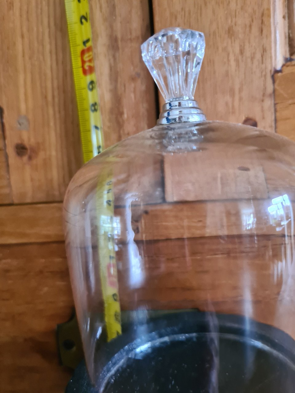 Brocante glazen stolp met zwarte voet