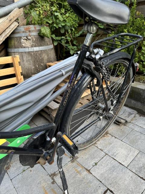 Zwarte stadsfiets (oma fiets) met verlichting