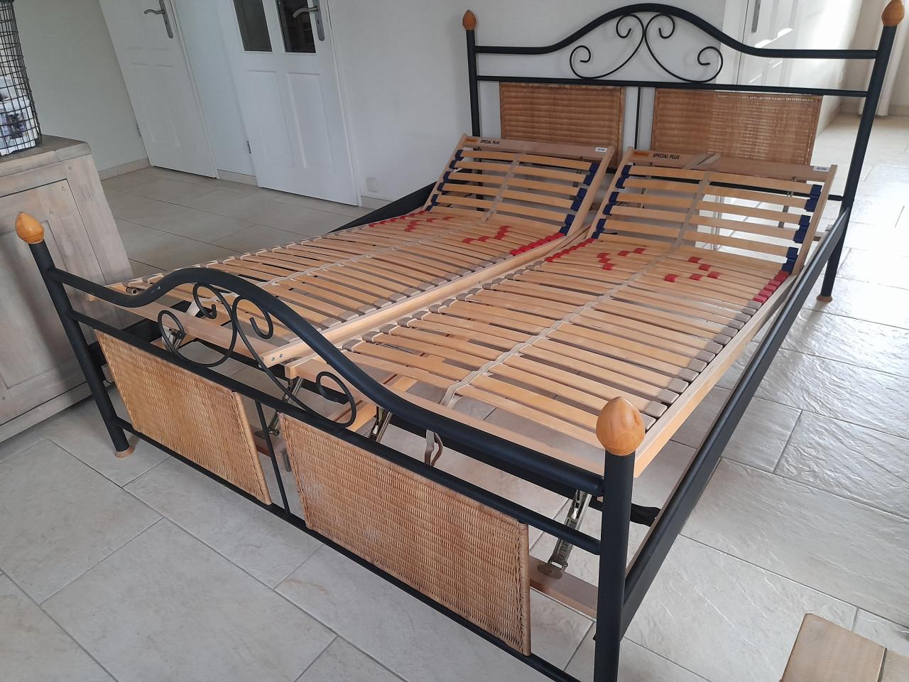 2 Persoons bed 160 x 200 met verstelbare lattenbodems (in goede staat )