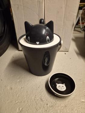 Leuke bak voor kattenbrokjes