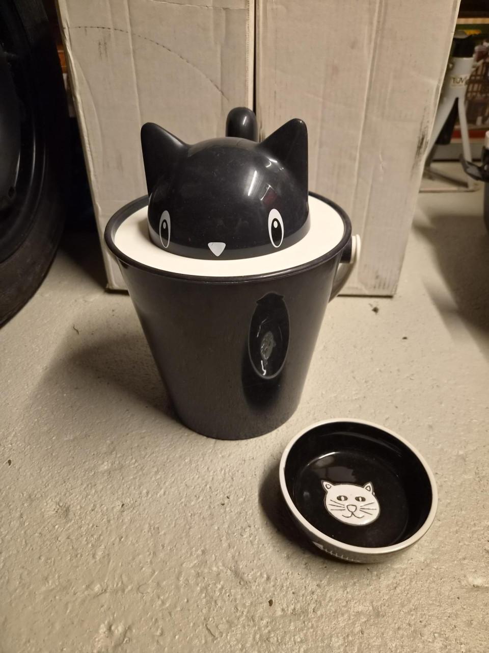 Leuke bak voor kattenbrokjes