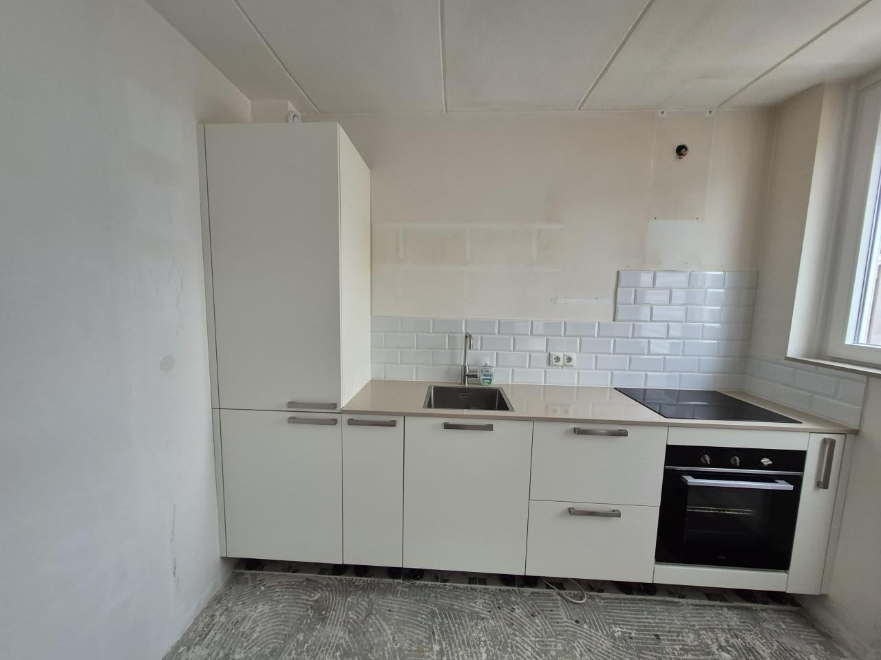 Moderne witte keuken 2,95 m met natuurstenen blad (2023)