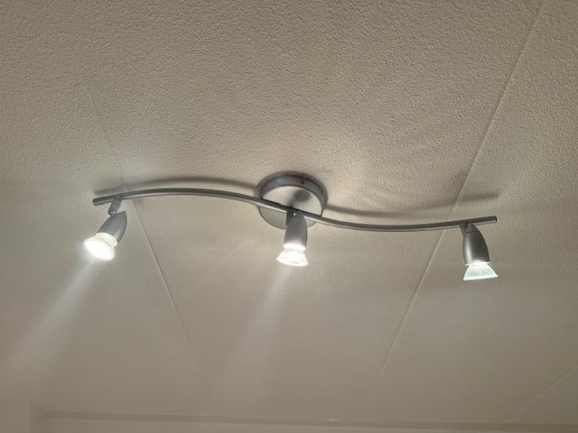 2 plafondlampen met elk 3 spots