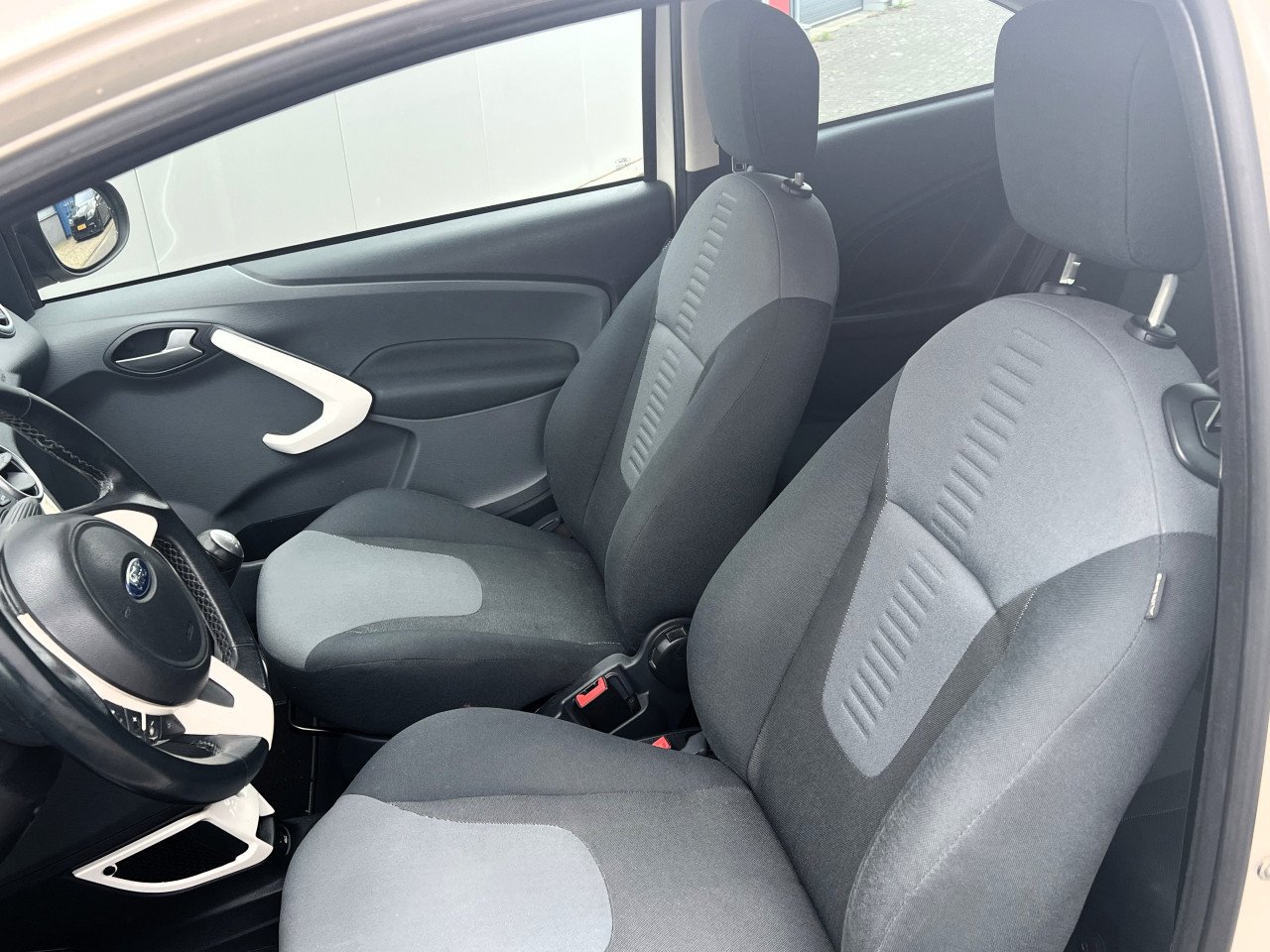 Ford Ka Titanium Parelmoer bouwj. 5-2011 met NAP logisch