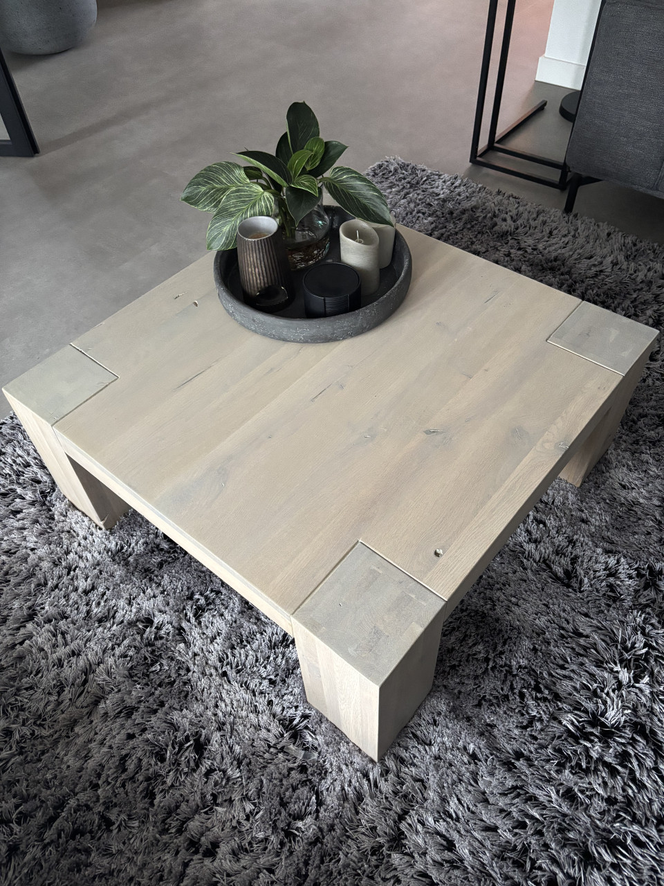 Eettafel met stoelen en salontafel