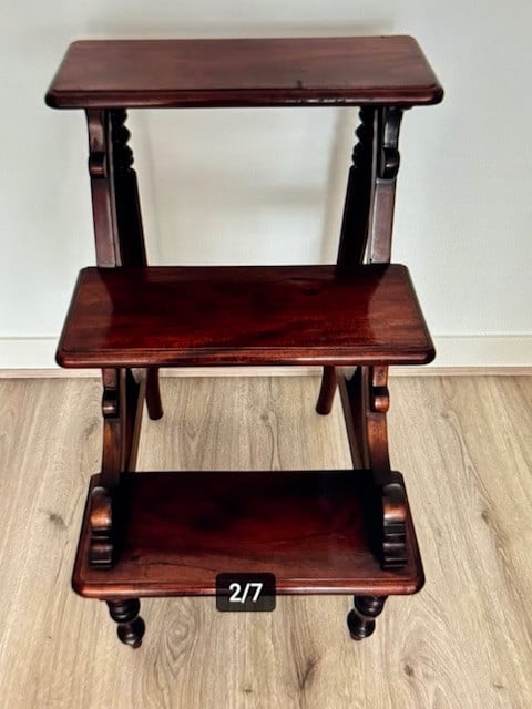 Bibliotheektrapje / bankje/stoel/ tafeltje.