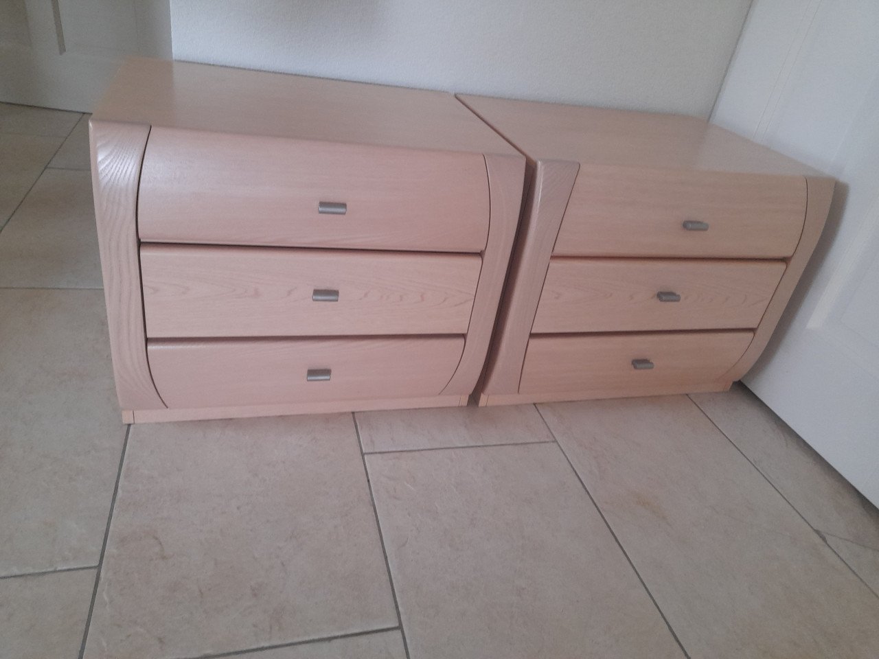 2 Nachtkastjes 55 x 41x 45H (in goede staat )