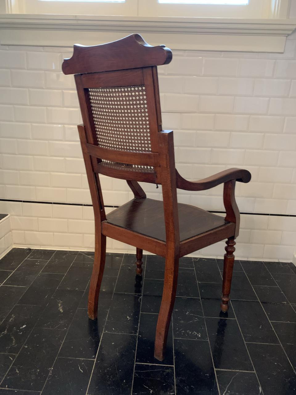 Antieke (eind 1800) houten kappersstoel