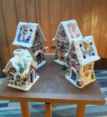 Sfeervolle miniatuur  kersthuisjes met waxinelichthouder