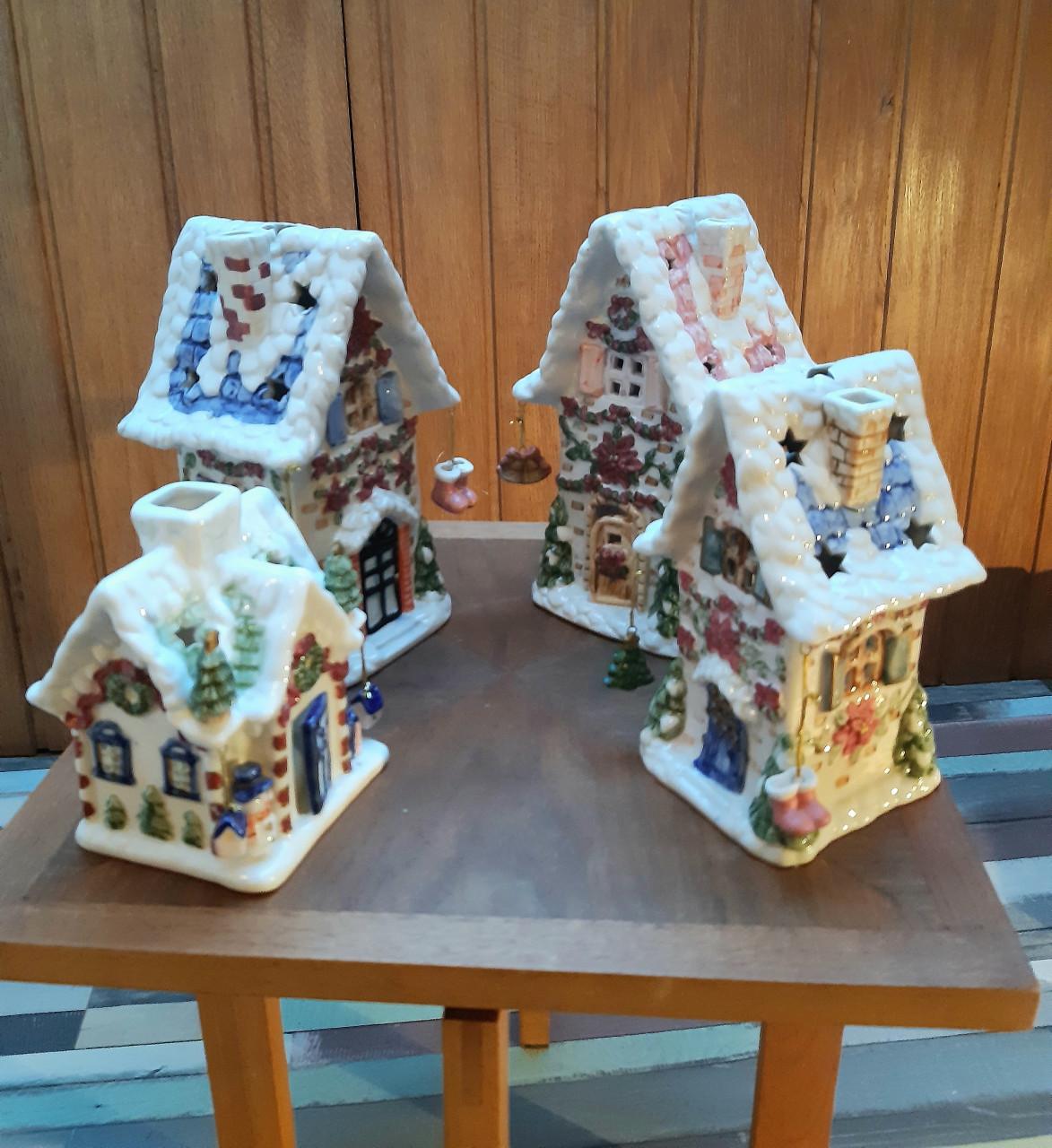 Sfeervolle miniatuur  kersthuisjes met waxinelichthouder