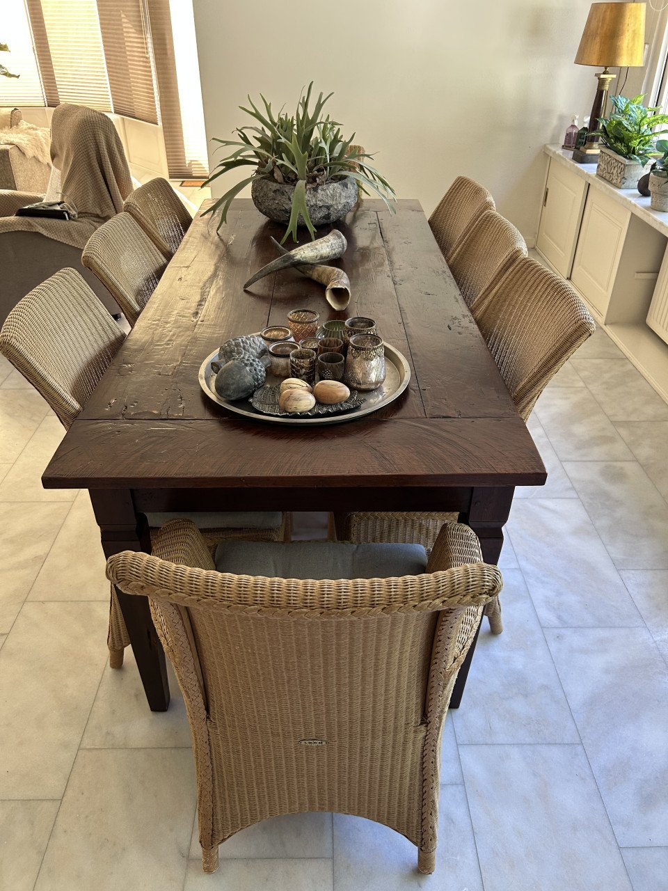 Eettafel en stoelen