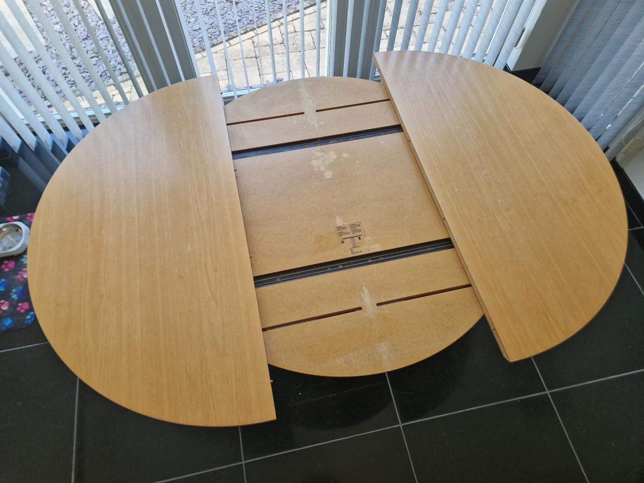 Leolux Trias eetkamertafel, uitschuifbaar.
